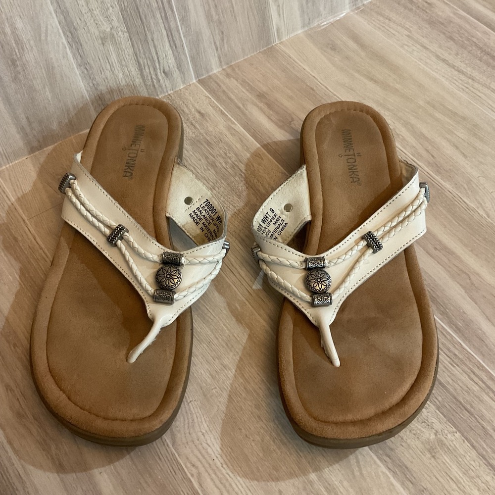 Minnetonka Womens White Leather Thong Sandals Braided Silver Medallion 700001 9